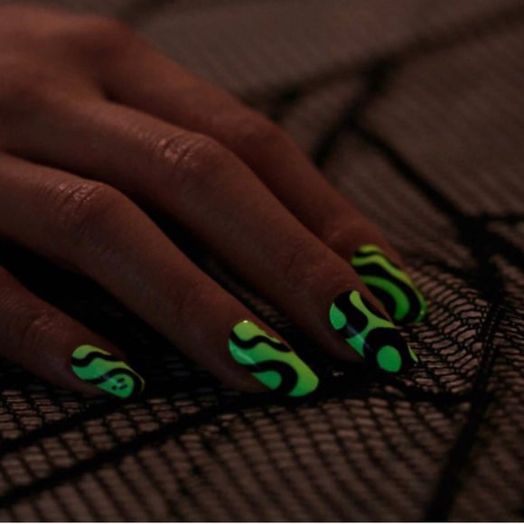 Color Street Limited Edition Fab-Boo-Lous Nail Strips - Picture 4 of 4